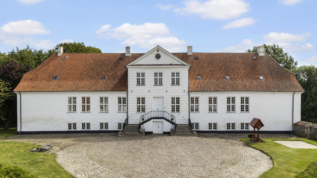 Drømmer du om et eventyrligt bryllup på Fyn Oplev Sophienlyst Slot, Hindemae Gods og Herregaarden Jerstrup – tre eventyrlige steder til et uforglemmelig bryllup.